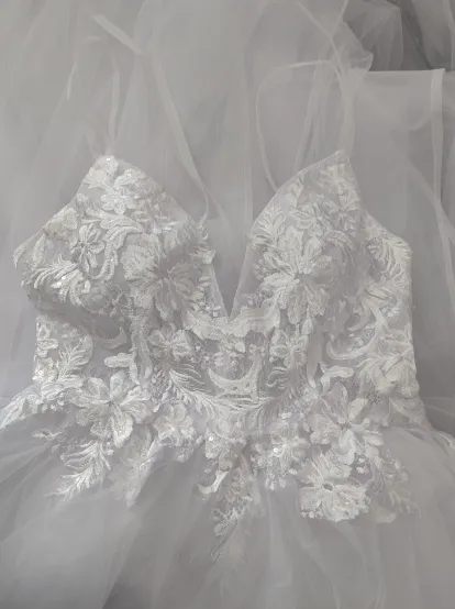 Ruffle Lace Wedding Dress V Neck Spaghetti Straps Bridal Ball Gown