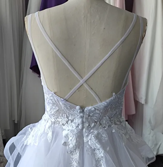 Ruffle Lace Wedding Dress V Neck Spaghetti Straps Bridal Ball Gown