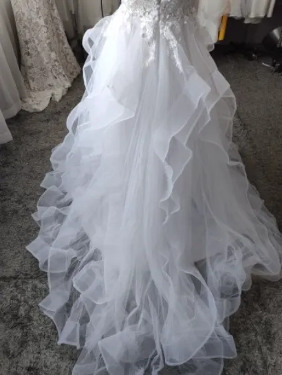 Ruffle Lace Wedding Dress V Neck Spaghetti Straps Bridal Ball Gown