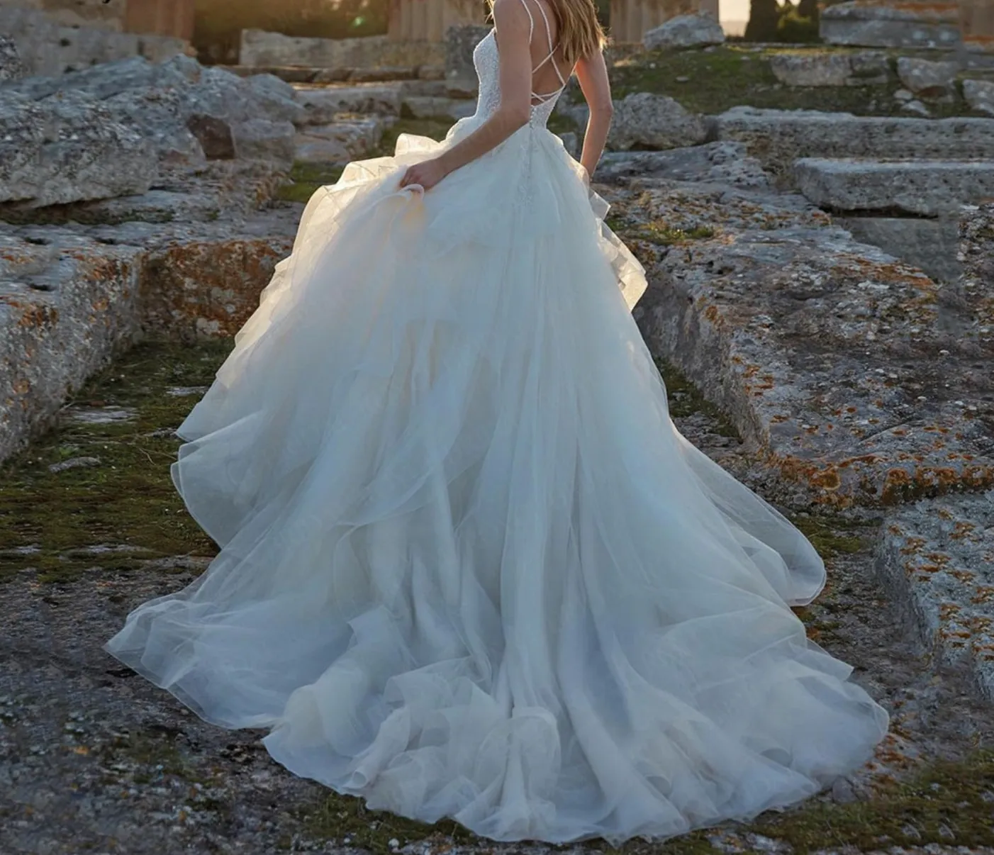 Ruffle Lace Wedding Dress V Neck Spaghetti Straps Bridal Ball Gown